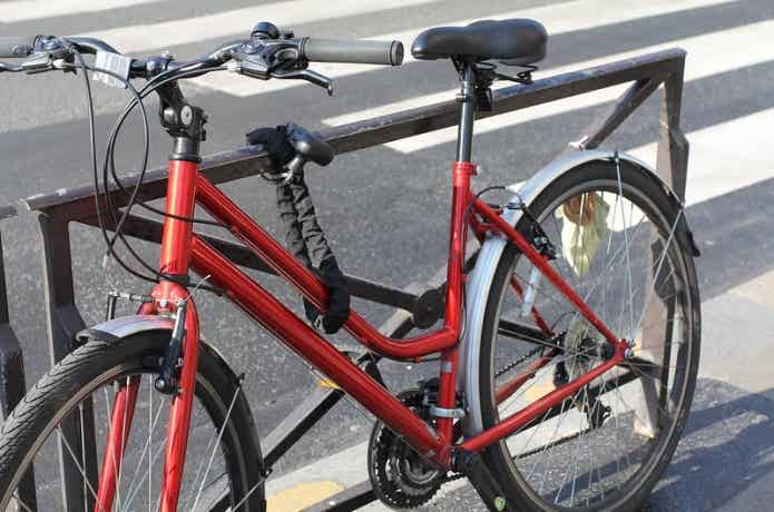 チェーンロックに繋がれた自転車
