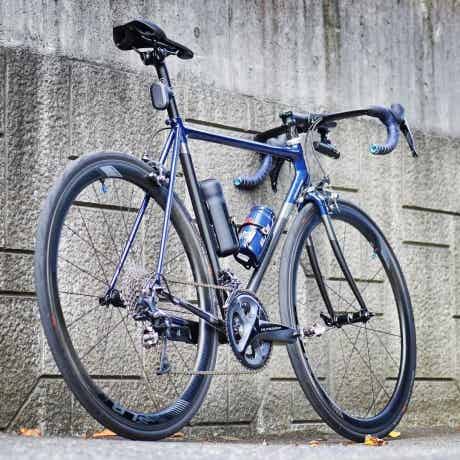 青い車体カラーのアンカーのロードバイク