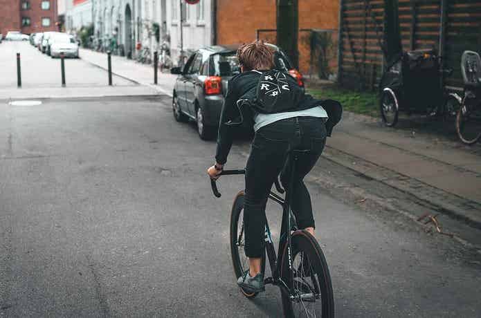 ロードバイクに乗る男性