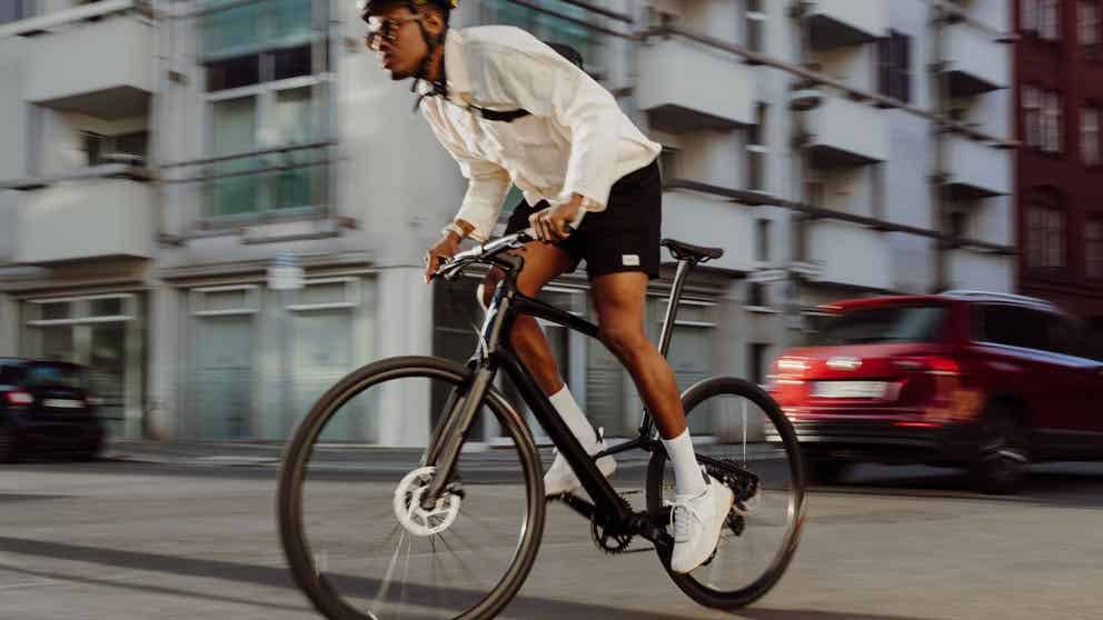 スペシャライズドのクロスバイクに乗る男性