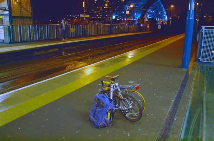 折りたたみの自転車と線路