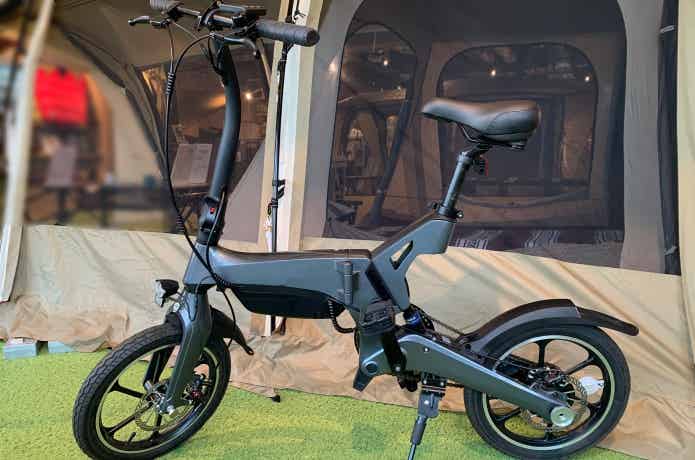 テント前に止めた電動自転車