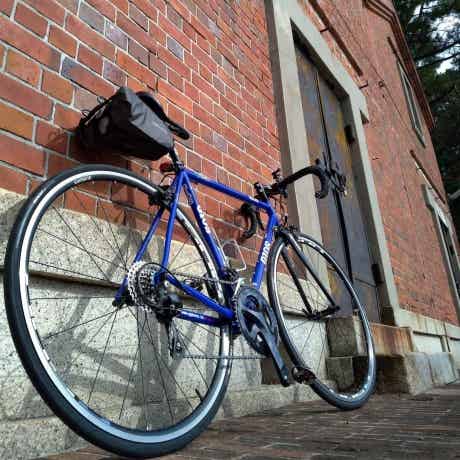 ジオスのロードバイクと赤レンガ