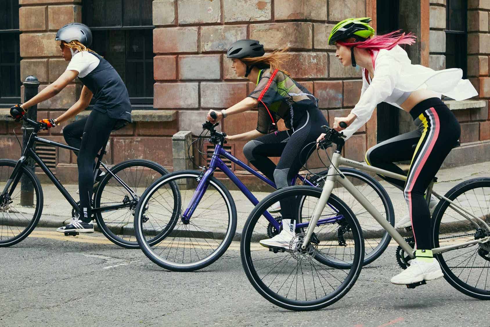 キャノンデールのクロスバイクに乗る女性3名