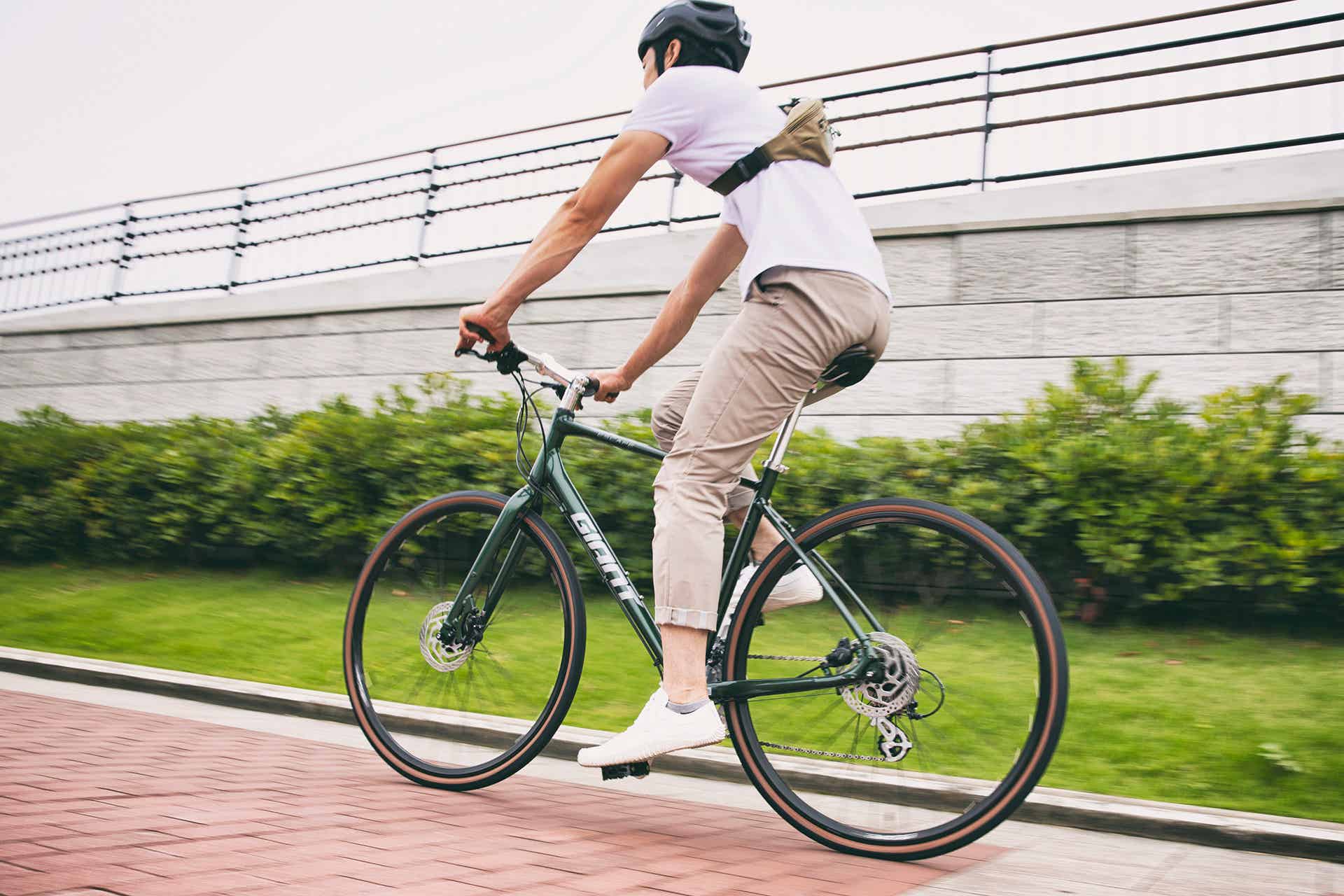 GIANTのクロスバイクで休日のサイクリングする男性