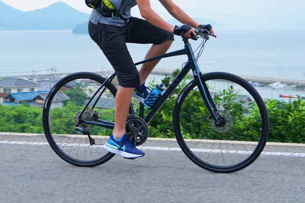 GIANTのクロスバイクでロングライドする男性