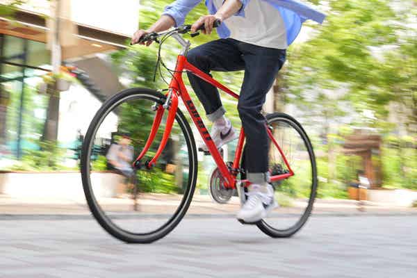 GIANTのクロスバイクで街乗りする男性