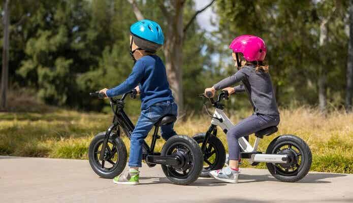 キックバイクに乗っている子ども2人