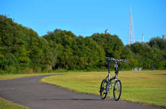 サイクリングロードの路肩に止めた小径車