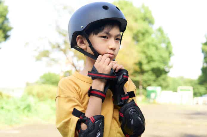 ヘルメットやプロテクターを装着する小学生