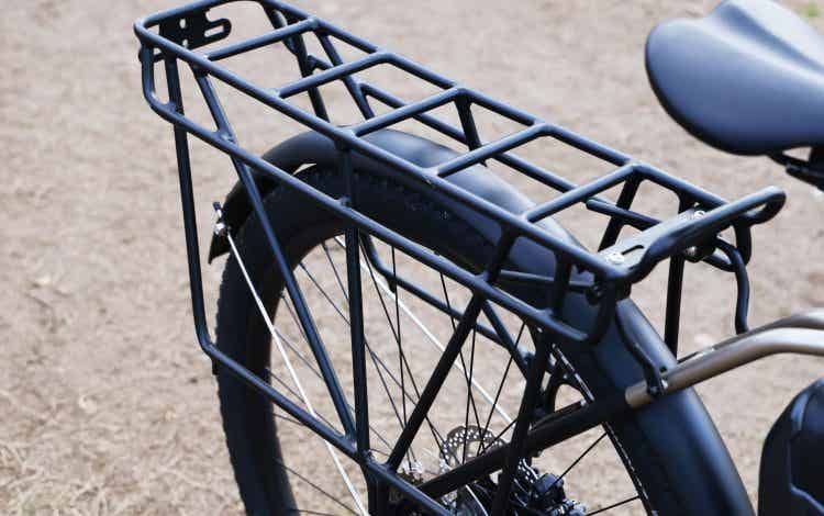FUJIの電動クロスバイクのリアキャリア