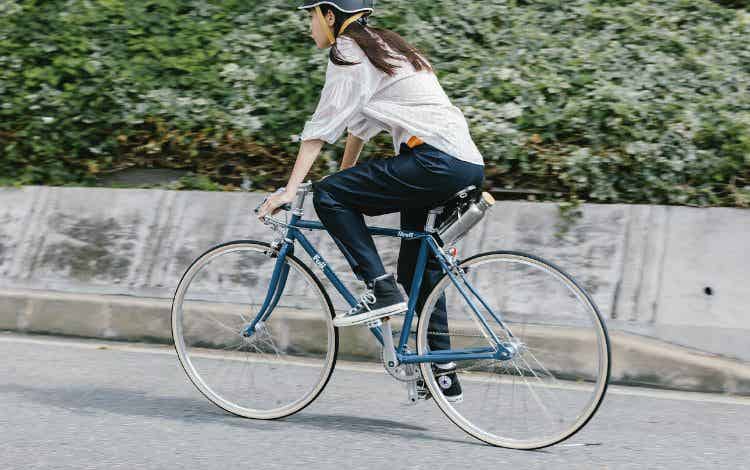 FUJIのクロスバイクに乗る女性