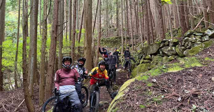 麦坂道を走るMTBライダー