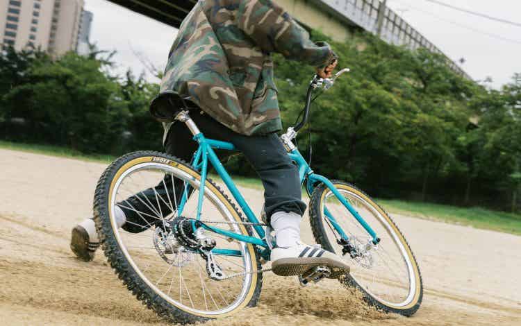 FUJIのクロスバイクで遊ぶ男性