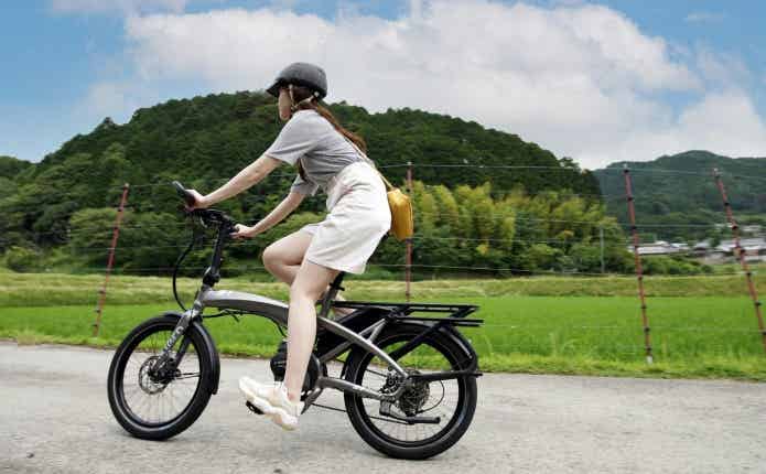電動自転車で走る女性