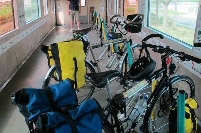 サイクルトレインに自転車を載せている写真