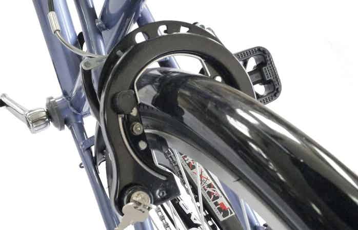 自転車に取り付けられた泥除けとサークル錠