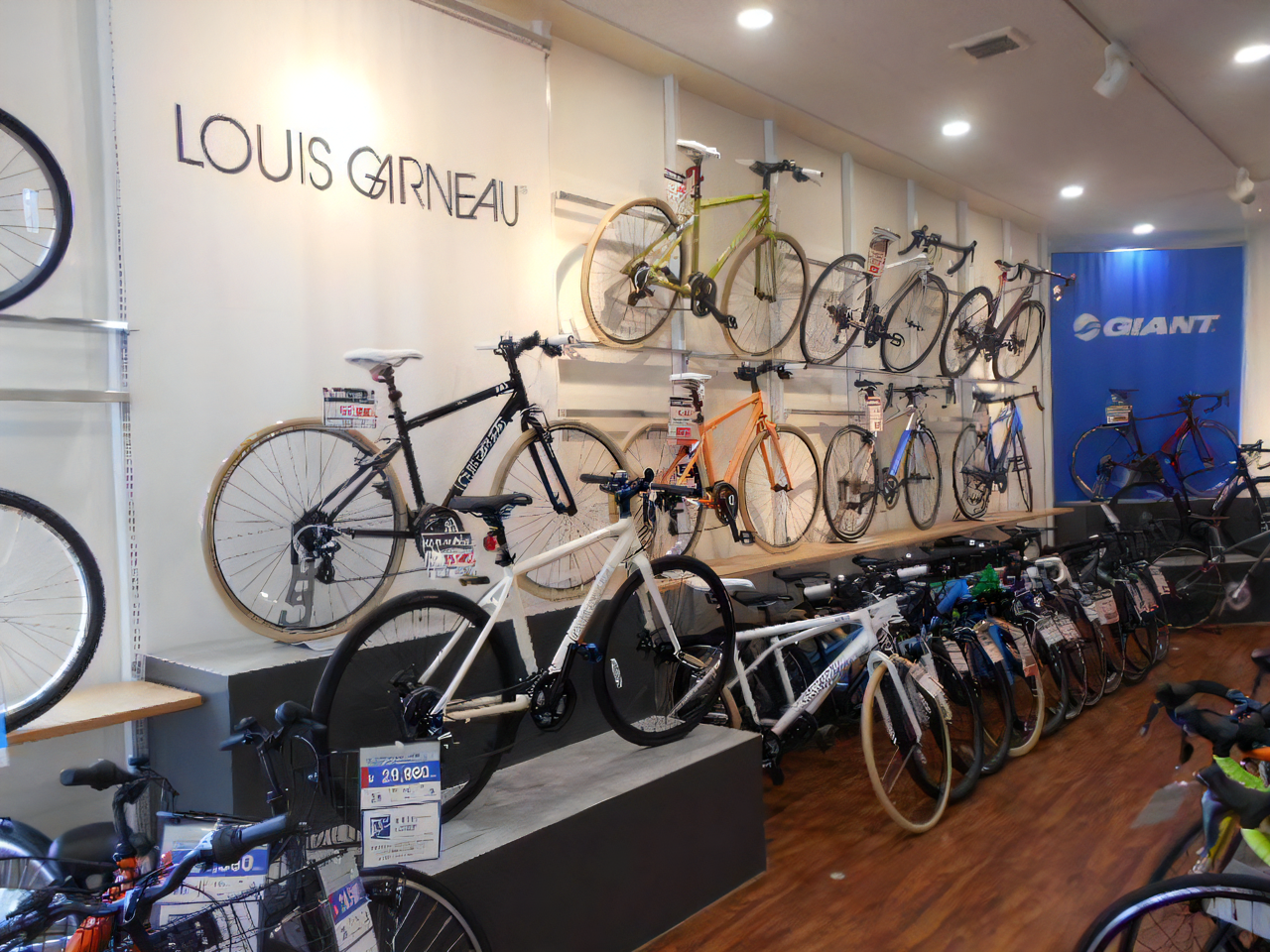 サイクルベースあさひの店内に並ぶクロスバイク