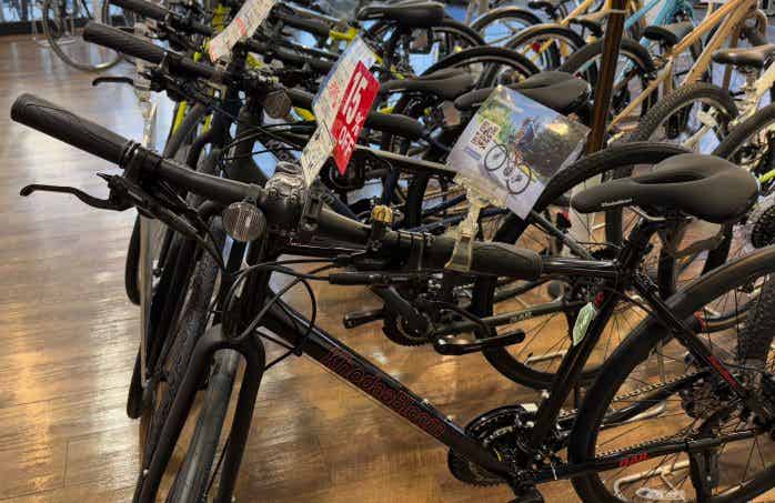 自転車店展示のクロスバイク