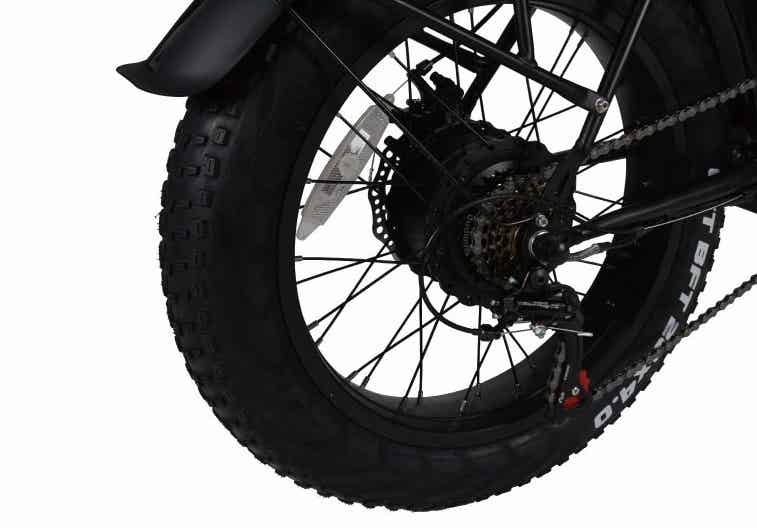 電動ファットバイクの太いタイヤ