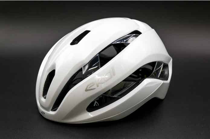 安全性と軽量性を追求したサイクリングヘルメット「CRYSTAL」が登場！