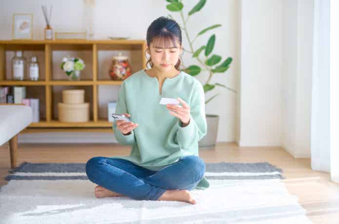スマホで買い物する女性