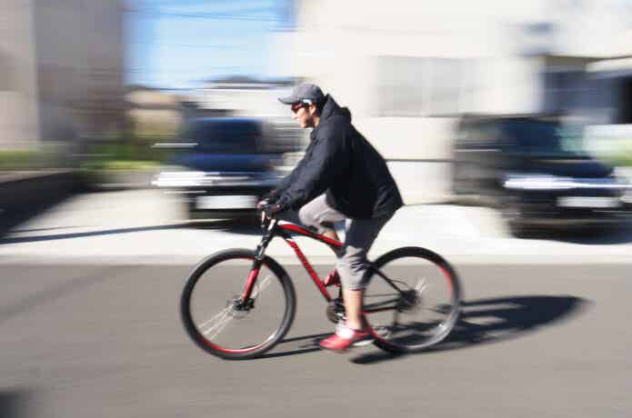 適正サイズのマウンテンバイクで街乗りする男性