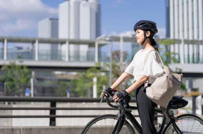 ロードバイクで街乗りする女性