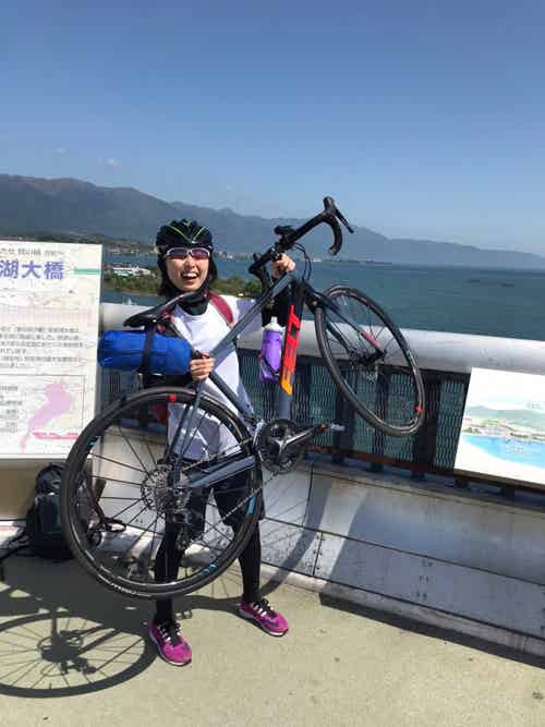 ロードバイクを持つ女性