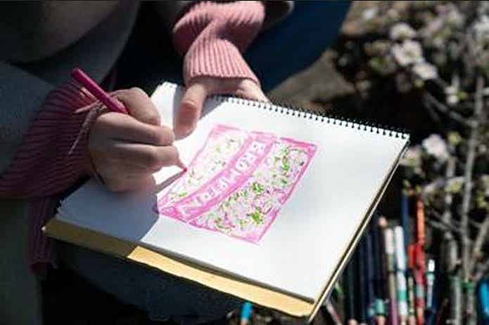 Brompton Cherry Blossomの特製ステッカーのイラストを描く様子
