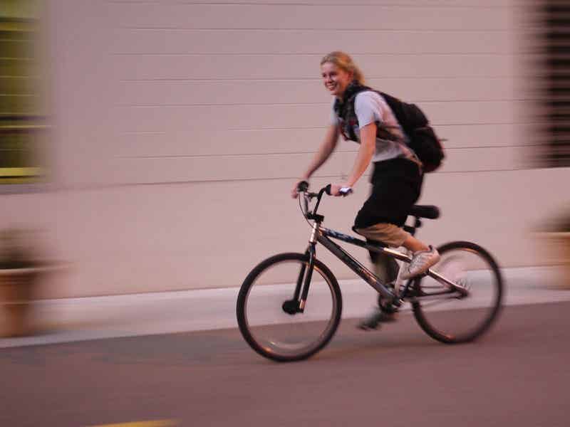 26インチBMXで街乗りする女性