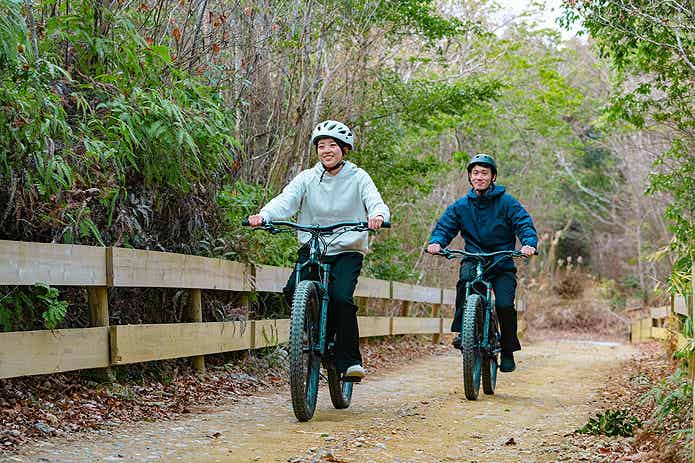 バックカントリー・フィールドをMTBで楽しむ男女