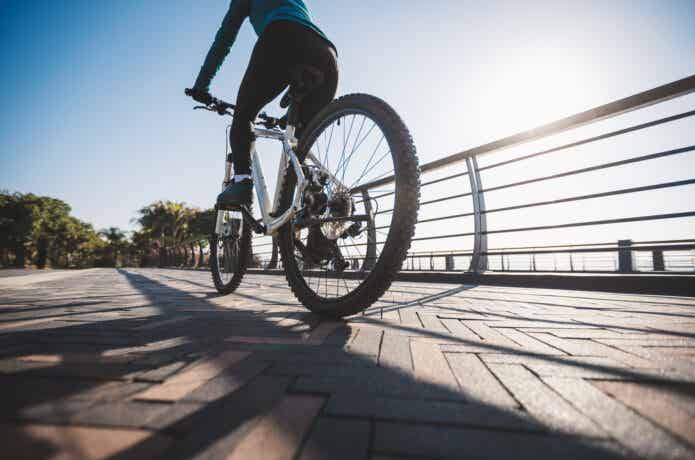 24インチマウンテンバイクに乗る大人