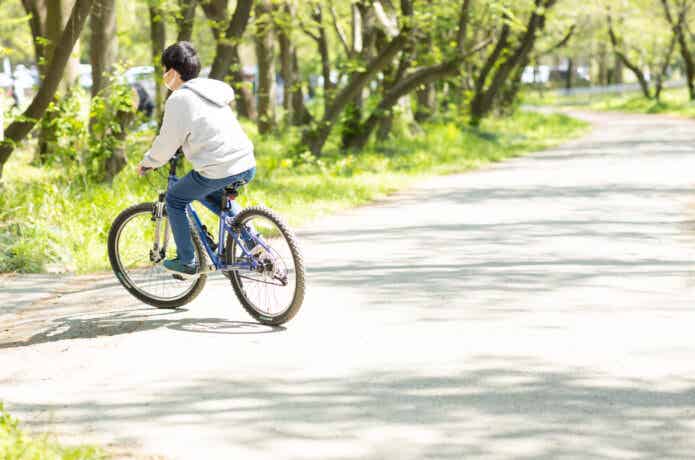 24インチマウンテンバイクに乗る男の子