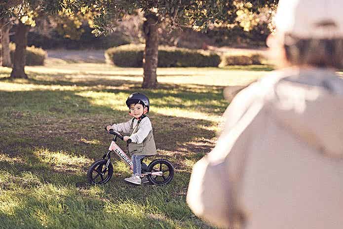 ストライダーに乗る子どもと母親