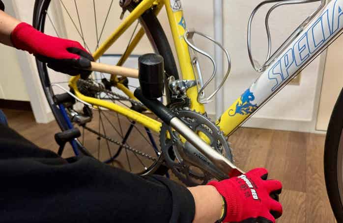 固着したペダルをゴムハンマーで叩く