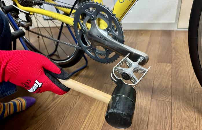 ゴムハンマーでペダルを叩く