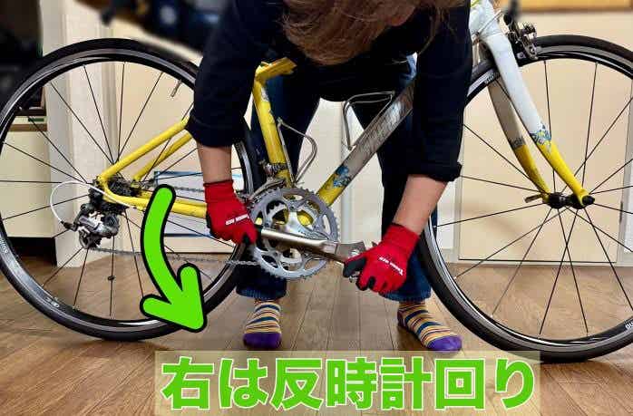 ペダルレンチで右ペダルを外す