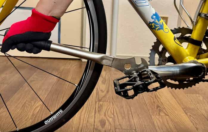 ペダルレンチをペダルにセットしたところ