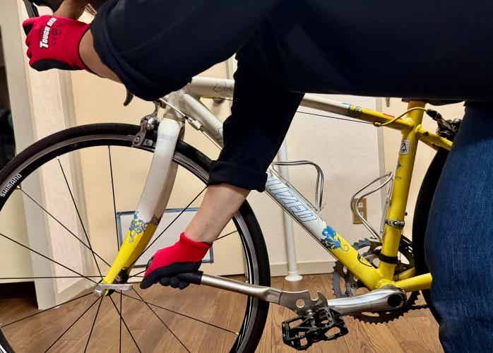 ペダルレンチで左ペダルを固定