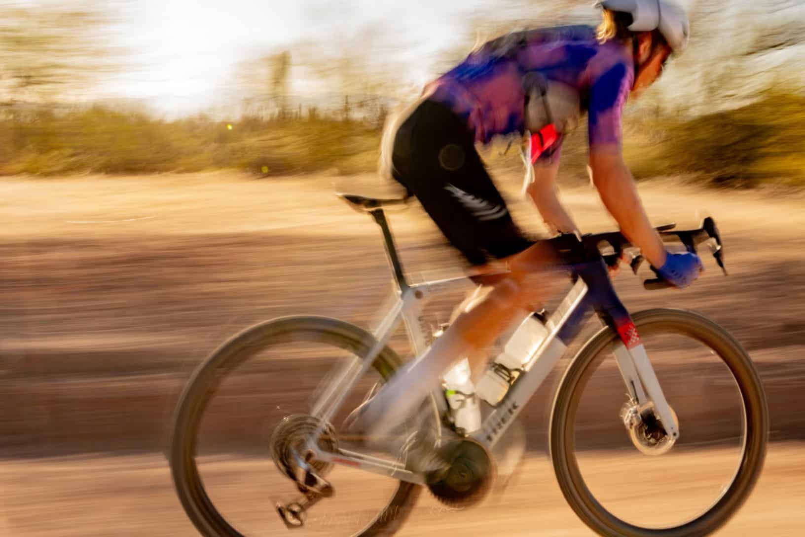 トレックのグラベルロードでレースする男性