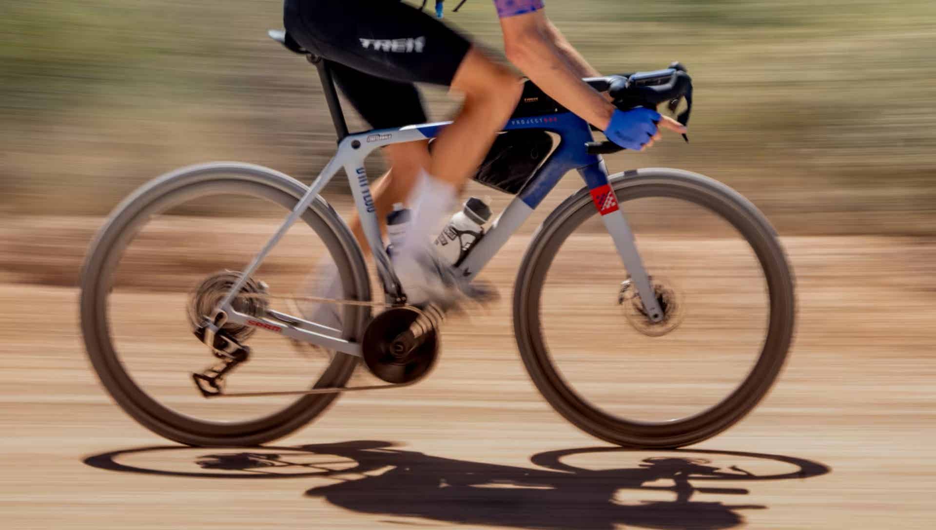 トレックのグラベルロードでレースを走る男性