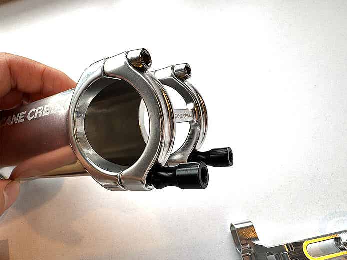 ステムに取り付ける専用ボルト