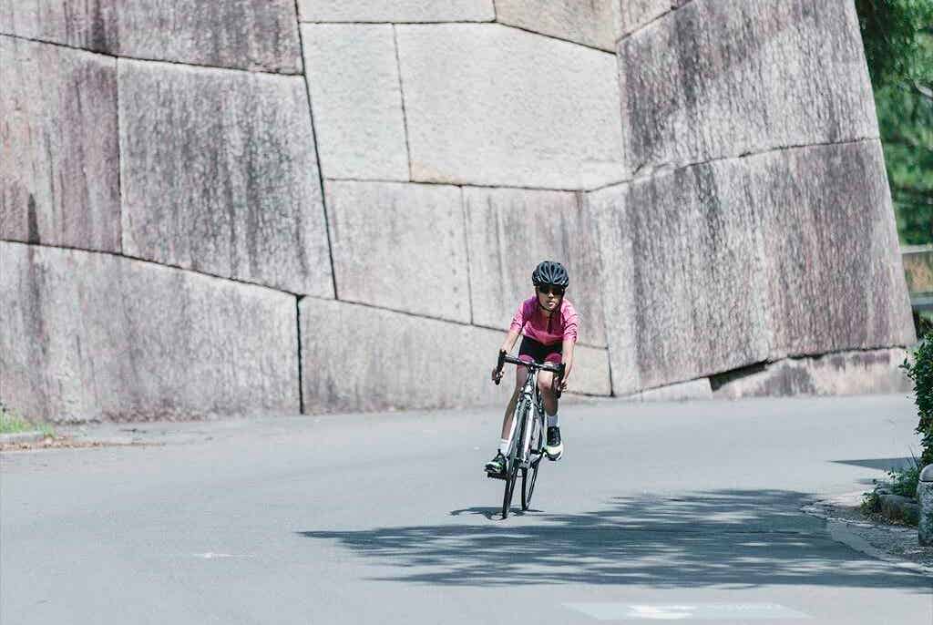 24インチロードバイクに乗る子供