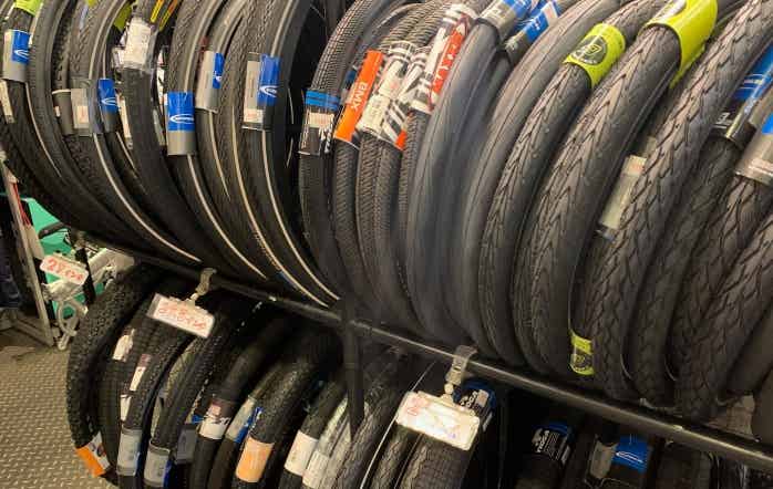 自転車ショップのタイヤ売り場
