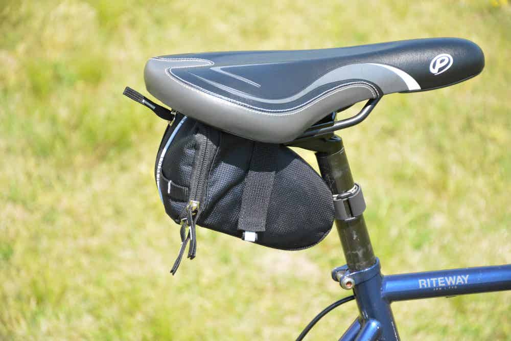 低いサドル高でも取り付けやすいバッグ