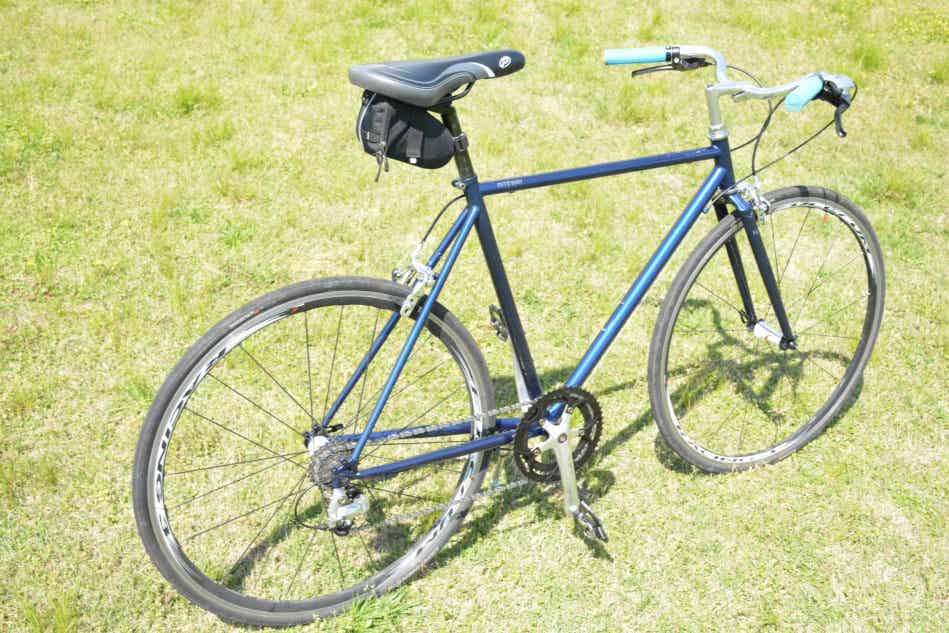 オーストリッチのサドルバッグを取り付けたクロスバイク