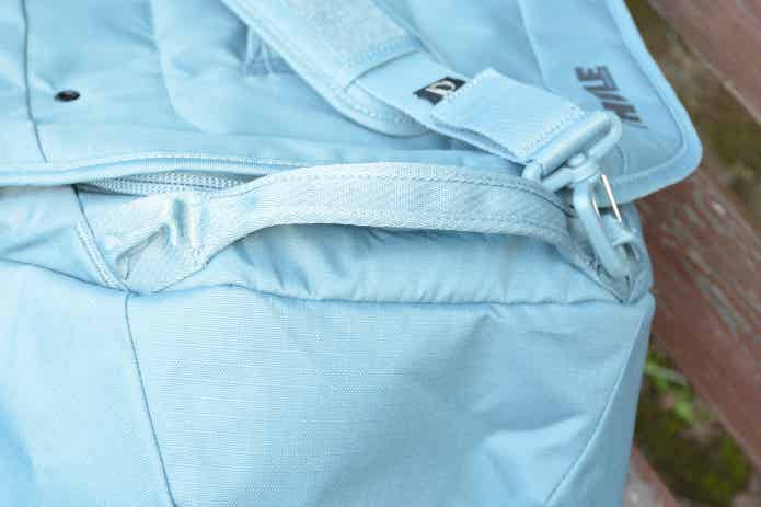 THULEのバッグのショルダーストラップの取り付け位置