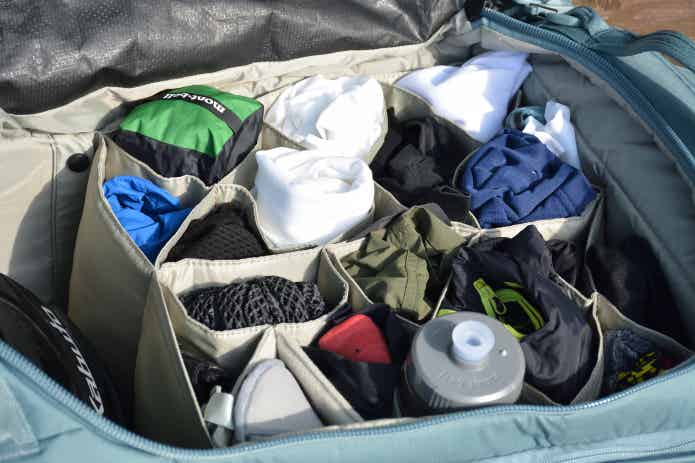 THULEのバッグの小分けポケットの荷物