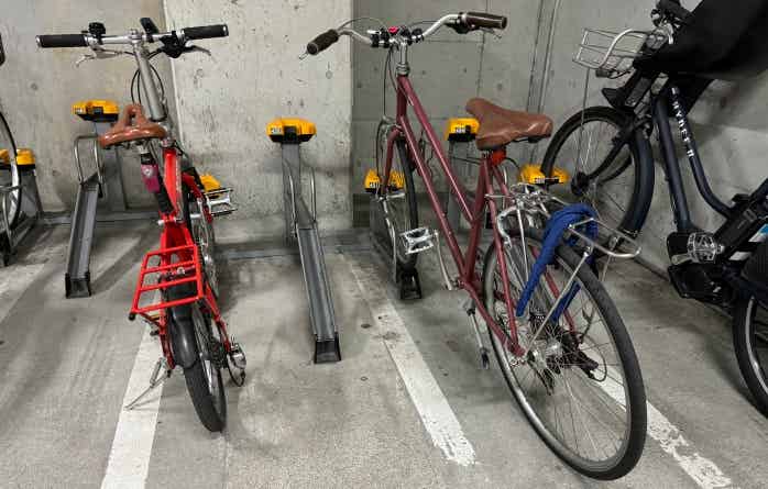 駐輪場に停めてあるミニベロとクロスバイクと電動アシスト自転車